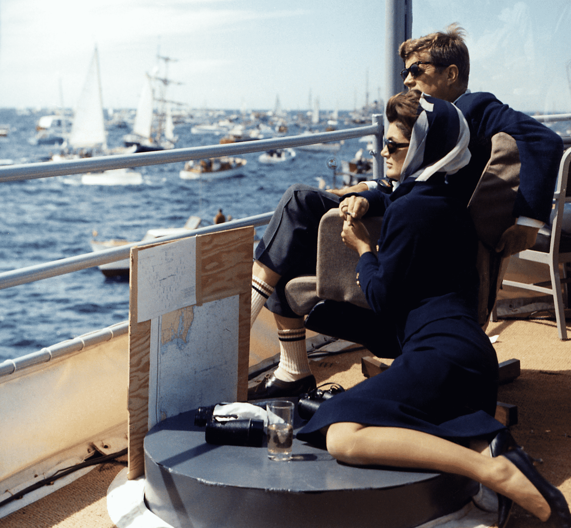 FOTOALTI1-John F. Kennedy eşi ile America's Cup'ı izliyor.-min