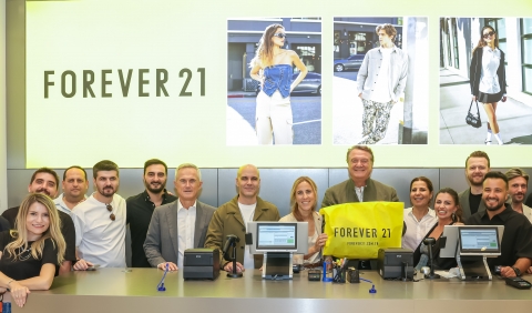 Forever 21, Türkiye pazarına giriş yaparak ilk mağazasını Vadistanbul’da açtı. Açılış, 5 Eylül Perşembe günü iş ve cemiyet dünyasından katılımcıların yer aldığı bir davetle kutlandı.