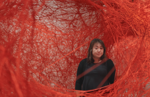 Japon sanatçı Chiharu Shiota’nın “Dünyalar Arasında” adlı sergisi, 6 Eylül 2024 itibarıyla İstanbul Modern’de izleyicilerle buluştu. 

