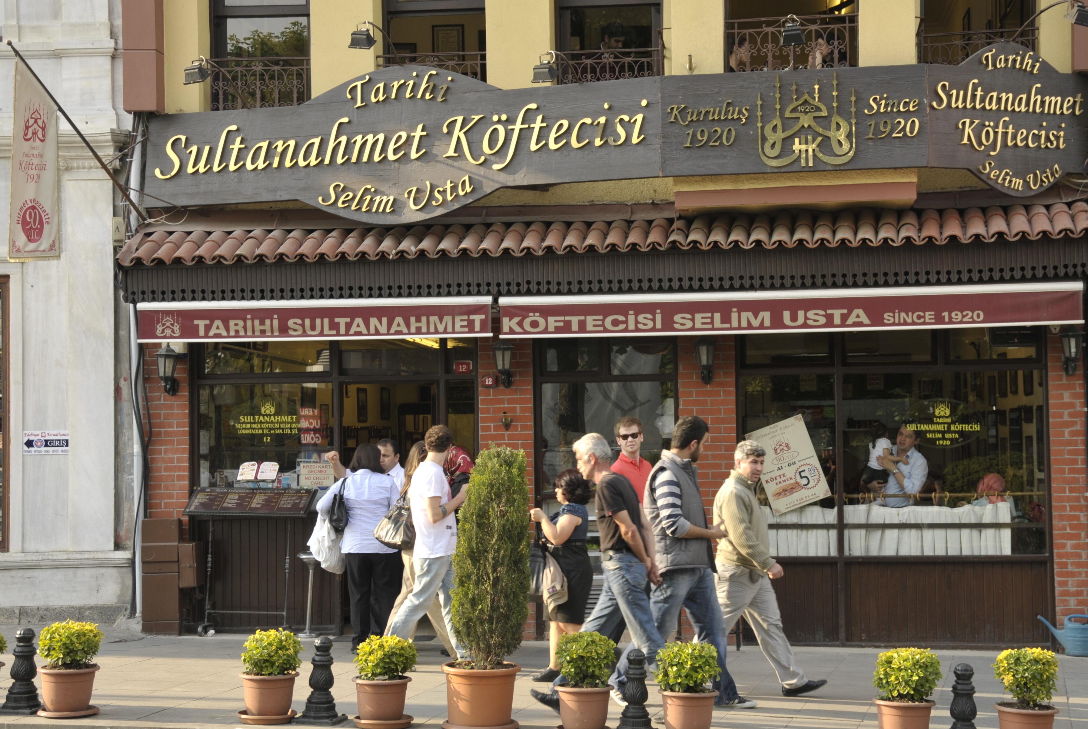 Где поесть в стамбуле. Султанахмет Koftecisi. Локанта в Стамбуле Sultanahmet Koftecisi. Султанахмет кофтеси кафе. На рынке в Стамбуле кафе.